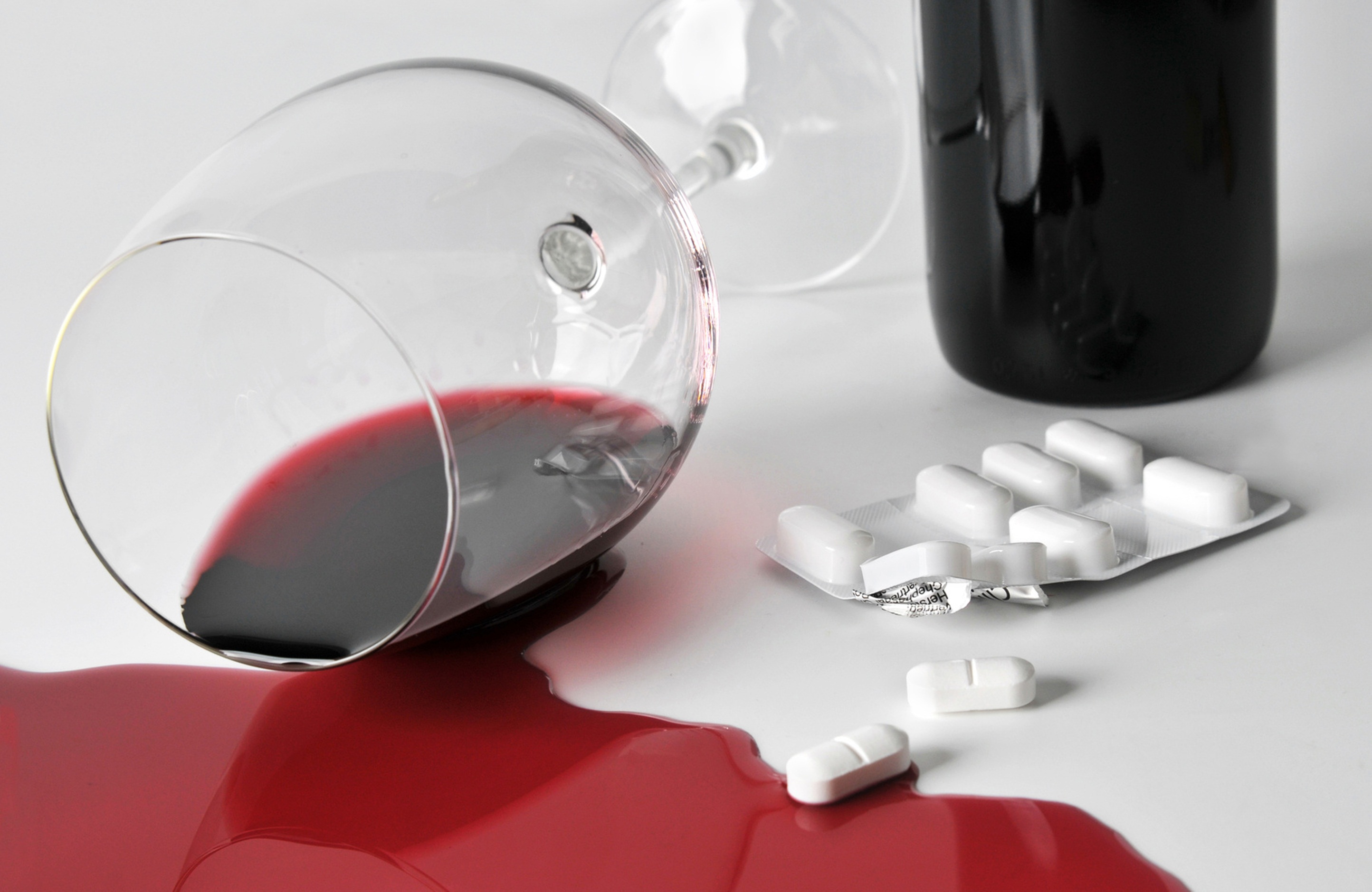 Совместимость препаратов с алкоголем. Алкоголь и лекарства. Вино и таблетки. Антибиотики и алкоголь.